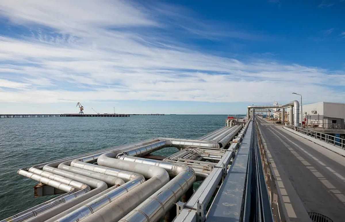 Liquid pipelines; Shutterstock ID 200564114; PO: IHS Inc. ; Job: Image Library; Client: Energy/IHS